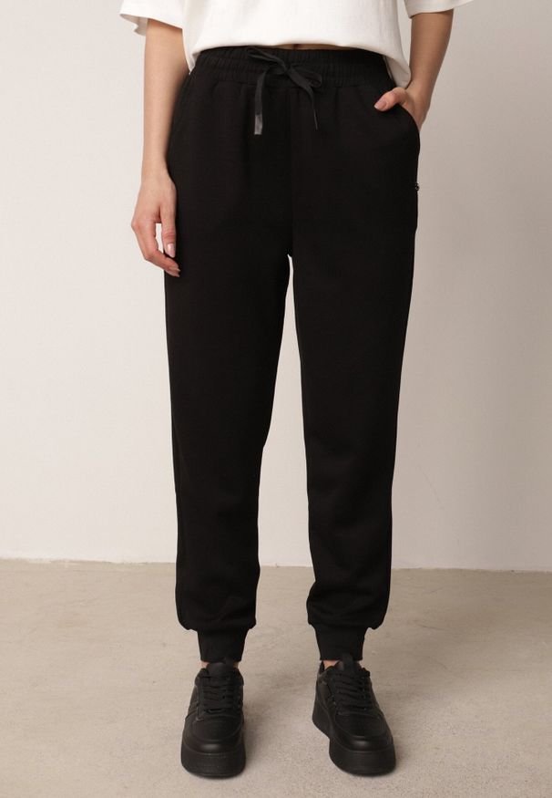 Born2be - Czarne Spodnie Dresowe Joggery z Wysokim Stanem i Ściągaczami przy Kostkach Janlea. Okazja: do domu, na co dzień, na spacer. Stan: podwyższony. Kolor: czarny. Materiał: dresówka. Długość: krótkie. Styl: sportowy, klasyczny, casual