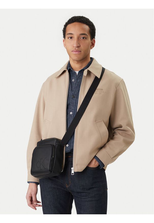 Calvin Klein Saszetka Bold Ck Pocket Reporter LV04D3368G Czarny. Kolor: czarny. Materiał: skóra