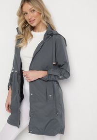 Born2be - Szara Kurtka w Stylu Parki z Odpinanym Kapturem i Troczkami Halirsa. Okazja: na spacer, na co dzień. Typ kołnierza: golf. Kolor: szary. Materiał: jeans, dzianina. Styl: casual, klasyczny #4