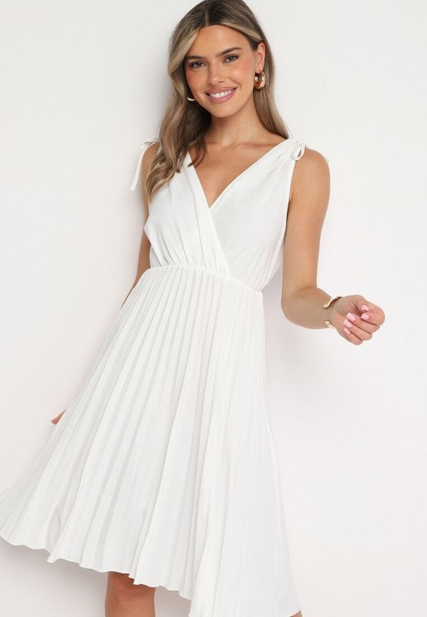 Born2be - Biała Plisowana Sukienka z Bawełną i Wiskozą z Gumką w Talii i Kopertowym Dekoltem Karamla. Typ kołnierza: dekolt kopertowy. Kolor: biały. Materiał: bawełna, wiskoza. Typ sukienki: kopertowe