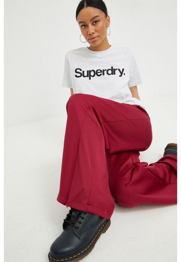 Superdry t-shirt damski kolor szary. Okazja: na co dzień. Kolor: szary. Materiał: dzianina. Długość rękawa: krótki rękaw. Długość: krótkie. Styl: casual