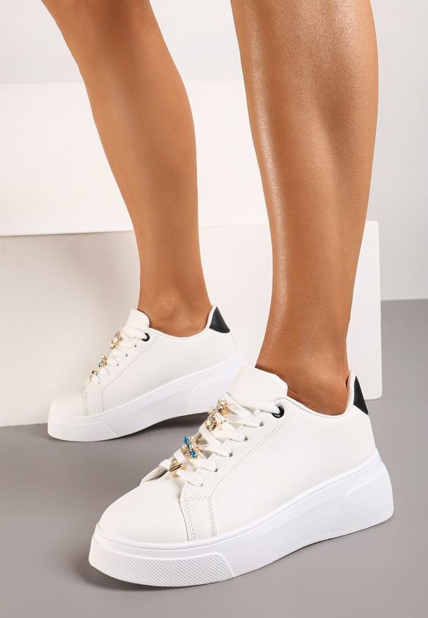Born2be - Biało-Czarne Sneakersy na Grubej Podeszwie ze Sznurowaniem Ozdobione Metalowymi Zawieszkami i Cyrkoniami Timavel. Okazja: na co dzień, na spacer. Nosek buta: okrągły. Zapięcie: sznurówki. Kolor: biały. Wzór: aplikacja. Materiał: jeans, materiał. Obcas: na obcasie. Wysokość obcasa: niski. Sport: turystyka piesza