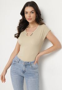 Born2be - Beżowy T-shirt o Dopasowanym Kroju z Wycięciem i Guzikami przy Dekolcie Ballirea. Okazja: na co dzień. Kolor: beżowy. Materiał: jeans. Wzór: aplikacja. Styl: elegancki, casual