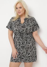 Born2be - Czarno-Biała Sukienka Rozkloszowana ze Sznurkiem w Talii w Drobny Print Ikattia. Okazja: na co dzień, na imprezę. Typ kołnierza: dekolt w kształcie V. Kolor: czarny. Materiał: tkanina, materiał. Długość rękawa: krótki rękaw. Wzór: nadruk. Sezon: lato. Styl: casual, elegancki, klasyczny #4