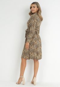 Born2be - Ciemnobeżowa Sukienka Koszulowa w Panterkę Vesenil. Kolor: beżowy. Materiał: materiał. Wzór: motyw zwierzęcy. Typ sukienki: koszulowe. Długość: midi #3
