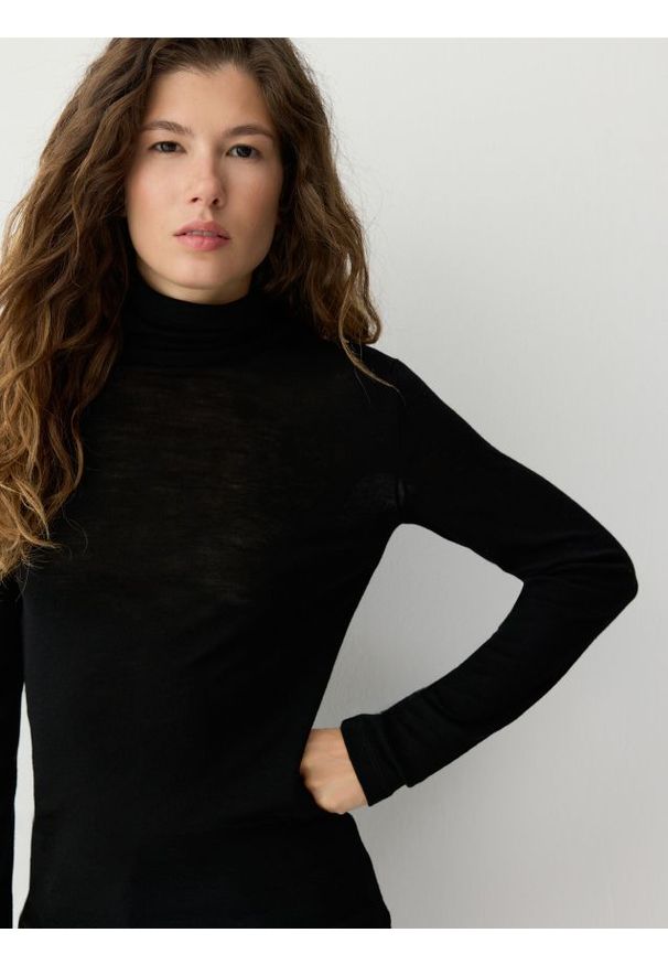 Reserved - Golf z wełny merino - czarny. Typ kołnierza: golf. Kolor: czarny. Materiał: wełna