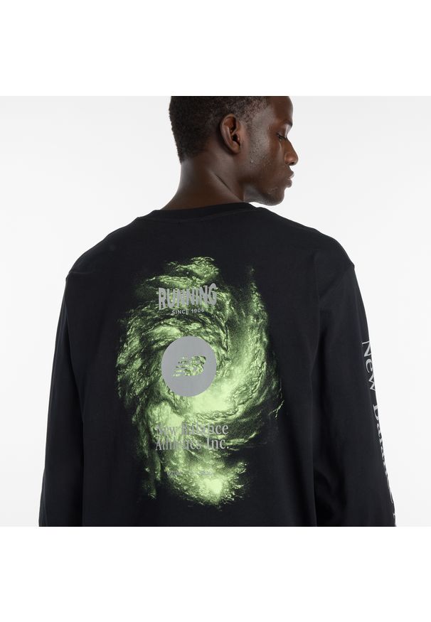 Koszulka męska New Balance MT61H4CYBK – czarna. Kolor: czarny. Materiał: bawełna, dresówka. Długość rękawa: długi rękaw. Wzór: aplikacja, napisy, kolorowy