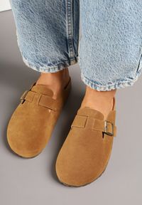 Born2be - Jasnobrązowe Klapki z Ozdobną Klamrą Kinasela. Okazja: na co dzień. Kolor: brązowy. Wzór: kwiaty. Sezon: lato. Styl: elegancki, casual #4