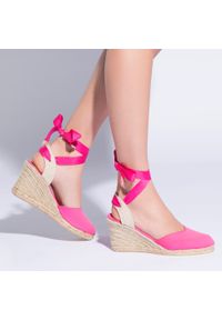 Wittchen - Damskie espadryle z wycięciem różowe. Kolor: różowy. Materiał: materiał, syntetyk. Wzór: aplikacja. Sezon: lato. Obcas: na koturnie. Styl: klasyczny, boho, wakacyjny #1