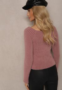 Renee - Jasnoróżowy Casualowy Sweter z Futerkiem Vertida. Okazja: na co dzień. Kolor: różowy. Materiał: futro. Długość rękawa: długi rękaw. Długość: długie. Wzór: aplikacja. Sezon: jesień, zima. Styl: casual #5