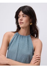 Reserved - Kreszowany top z dekoltem halter - jasnozielony. Typ kołnierza: dekolt halter. Kolor: zielony. Materiał: dzianina #1