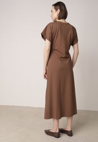 Born2be - Brązowa Sukienka o Rozkloszowanym Kroju z Marszczeniem i Rozcięciem Zinnariae. Okazja: na co dzień. Kolor: brązowy. Materiał: jeans. Styl: casual #8