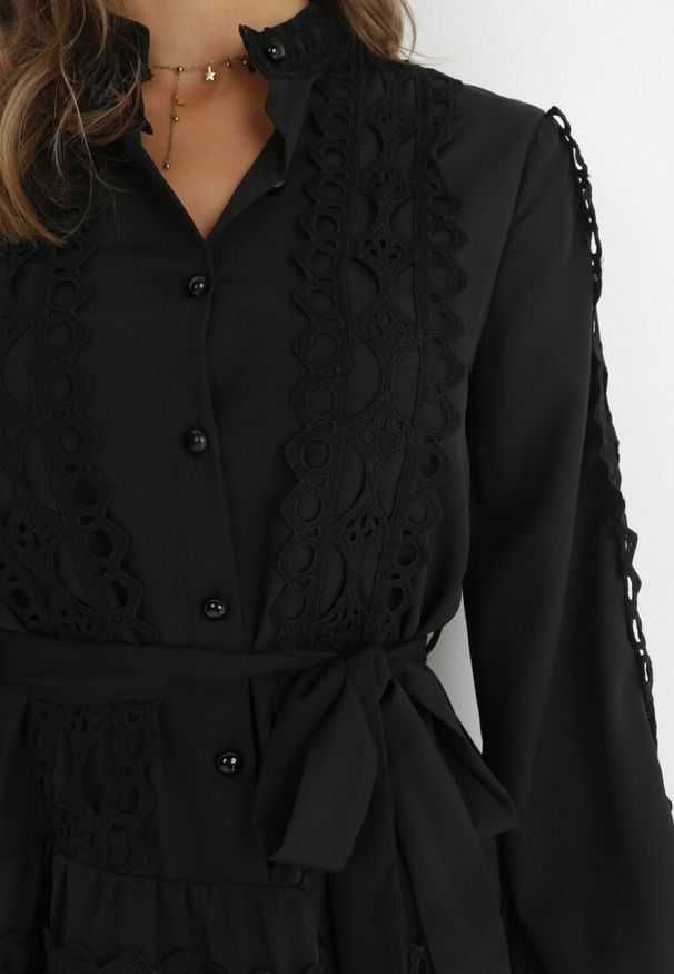 Born2be - Czarna Sukienka Koszulowa z Wiązanym Paskiem i Ażurowymi Taśmami Dimi. Typ kołnierza: kołnierzyk stójkowy. Kolor: czarny. Materiał: materiał, tkanina. Wzór: ażurowy. Sezon: zima, jesień, wiosna. Typ sukienki: koszulowe. Długość: mini