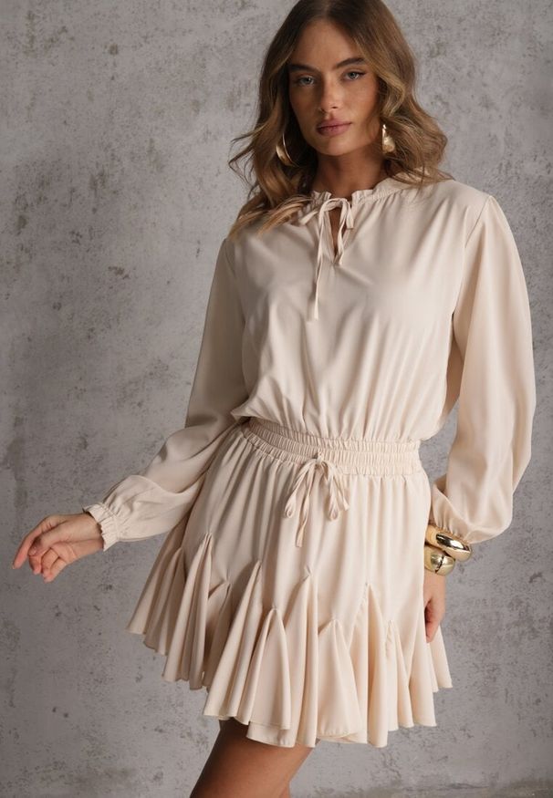 Renee - Beżowa Sukienka z Wiskozą o Rozkloszowanym Kroju z Falbankami i Wiązaniem Meriianes. Okazja: na randkę. Typ kołnierza: kołnierz z falbankami. Kolor: beżowy. Materiał: wiskoza. Styl: elegancki