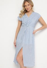Born2be - Niebieska Ażurowa Sukienka z Wiskozą Ozdobiona Marszczeniem Nelsedi. Okazja: na co dzień. Typ kołnierza: dekolt w kształcie V. Kolor: niebieski. Materiał: wiskoza. Wzór: ażurowy, aplikacja. Sezon: lato. Typ sukienki: proste. Styl: casual, elegancki #2