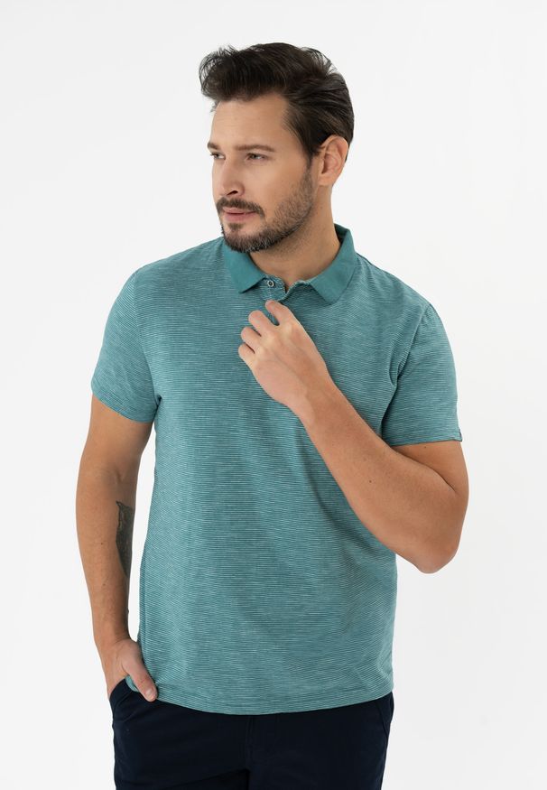 Volcano - Koszulka polo w paski O-MANGO. Typ kołnierza: polo. Kolor: turkusowy. Materiał: prążkowany, bawełna, skóra, materiał. Długość rękawa: krótki rękaw. Długość: krótkie. Wzór: paski. Sezon: wiosna, lato. Styl: elegancki, klasyczny