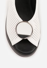 Born2be - Białe Sandały VICES na Koturnie Zdobione Perforacją i Okrągłą Aplikacją Melolle. Okazja: do pracy, na co dzień. Nosek buta: okrągły. Kolor: biały. Wzór: aplikacja. Obcas: na koturnie. Styl: elegancki, casual #6