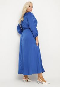 Born2be - Niebieska Sukienka Maxi z Gumką w Pasie i Kopertowym Dekolcie Bertrama. Typ kołnierza: dekolt kopertowy. Kolor: niebieski. Materiał: materiał. Typ sukienki: kopertowe. Długość: maxi