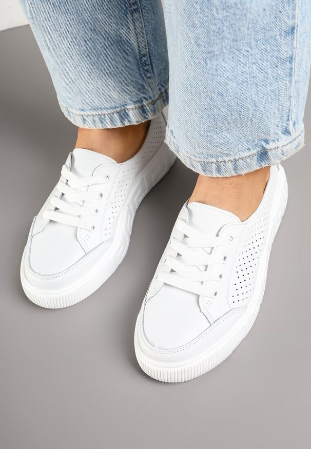 Renee - Białe Sneakersy ze Skóry Naturalnej z Perforacją Isolena. Okazja: na co dzień. Kolor: biały. Materiał: skóra. Obcas: na płaskiej podeszwie