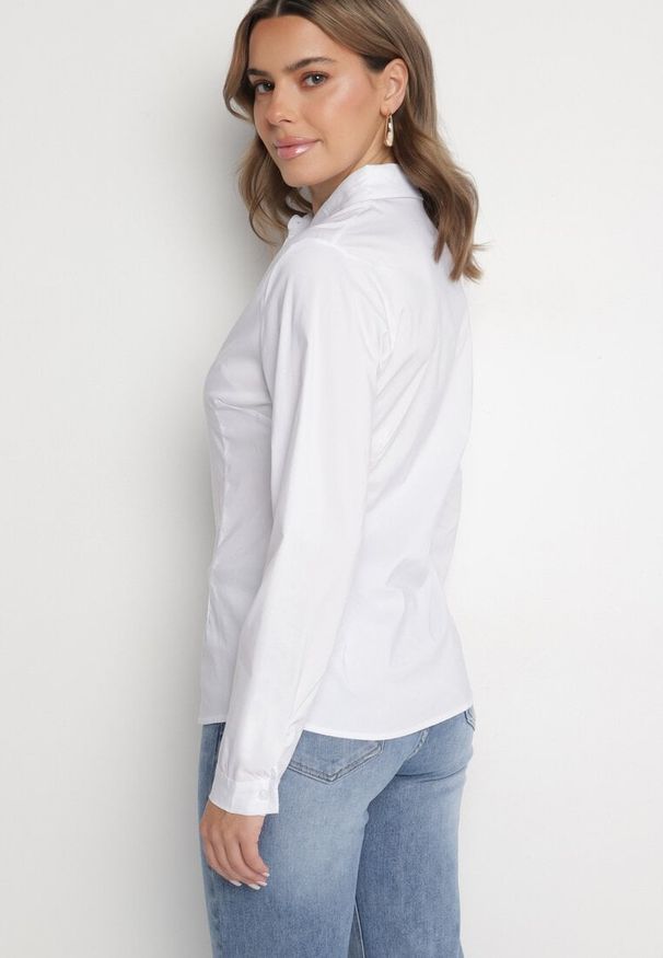 Born2be - Biała Wiskozowa Koszula z Regulacją przy Rękawach Nonistra. Okazja: na co dzień. Typ kołnierza: kołnierzyk klasyczny. Kolor: biały. Materiał: wiskoza. Długość rękawa: długi rękaw. Długość: długie. Wzór: gładki. Styl: klasyczny, casual, elegancki
