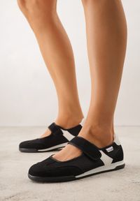 Renee - Czarne Tenisówki Typu Sneakeriny Ozdobione Napisem Emirinne. Okazja: na co dzień. Zapięcie: rzepy. Kolor: czarny. Wzór: aplikacja, napisy. Styl: casual, sportowy #1