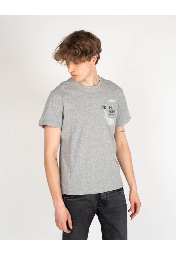 Pepe Jeans T-shirt "Sergio" | PM508023 | Sergio | Mężczyzna | Szary. Okazja: na co dzień. Kolor: szary. Materiał: wiskoza, bawełna. Wzór: aplikacja, nadruk. Styl: casual