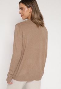 Born2be - Ciemnobeżowy Casualowy Sweter z Wełną i Bawełną Nedalla. Okazja: na co dzień. Kolor: beżowy. Materiał: wełna, bawełna. Długość rękawa: długi rękaw. Długość: długie. Styl: casual #4