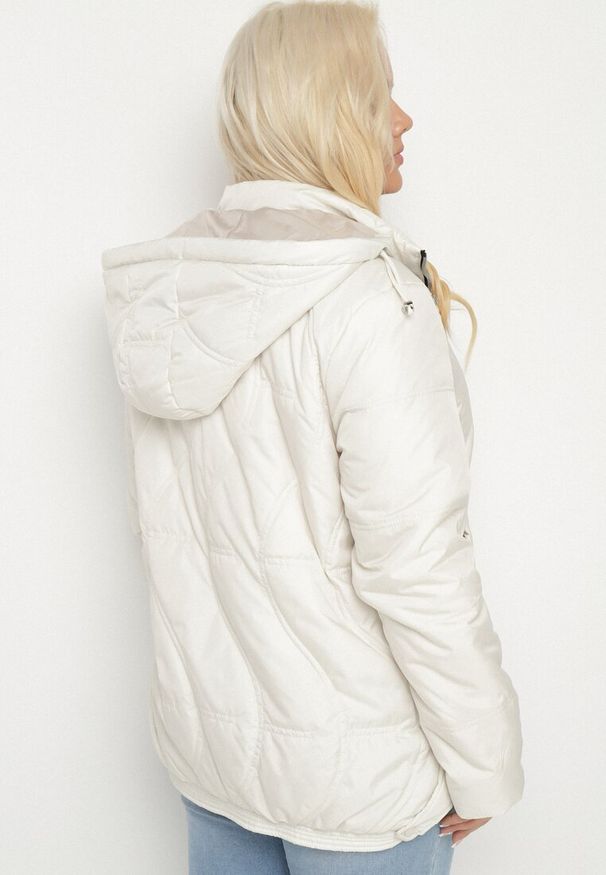 Born2be - Jasnobeżowa Pikowana Kurtka z Odpinanym Kapturem i Kieszeniami Vilbia. Okazja: na co dzień, na spacer. Kolekcja: plus size. Kolor: beżowy. Materiał: jeans, poliester. Styl: sportowy, elegancki, casual