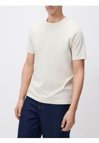 Reserved - T-shirt regular fit z lnem - złamana biel. Materiał: len
