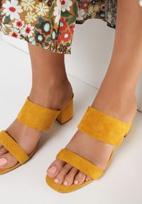 Born2be - Żółte Klapki Oriphithoe. Nosek buta: okrągły. Kolor: żółty. Materiał: bawełna. Wzór: paski, gładki. Obcas: na słupku #3