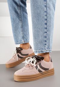 Renee - Różowe Sneakersy Tenisówki na Tłoczonej Platformie Ozdobione Perłami Ashinne. Okazja: na co dzień. Kolor: różowy. Wzór: aplikacja. Obcas: na platformie