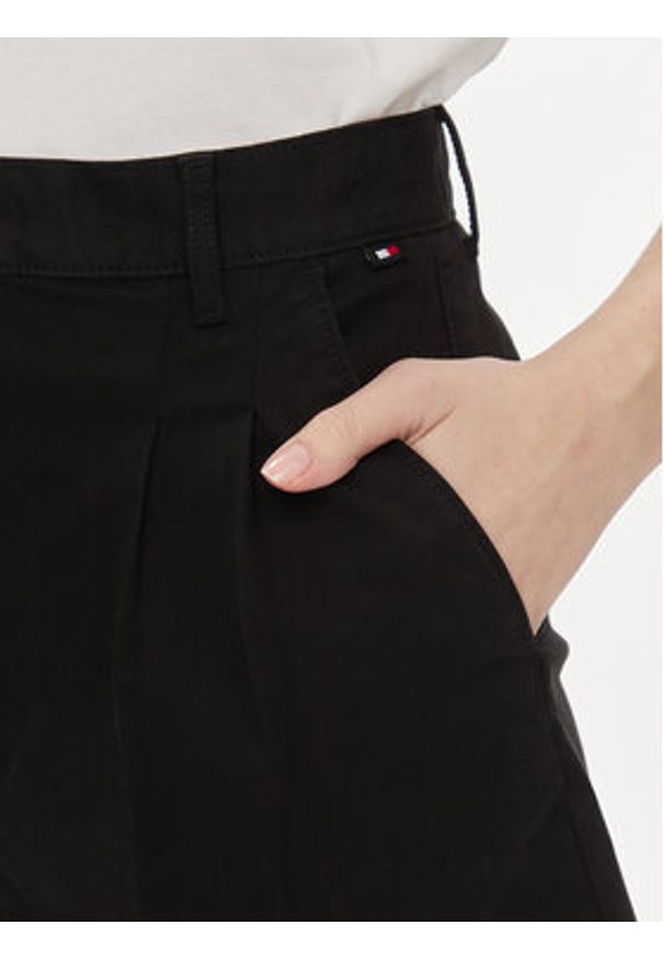 Tommy Jeans Szorty materiałowe Claire DW0DW17775 Czarny Regular Fit. Kolor: czarny. Materiał: bawełna
