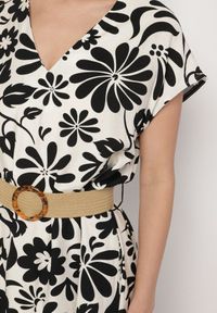 Born2be - Czarna Wiskozowa Sukienka o Rozkloszowanym Kroju z Ozdobnym Paskiem z Klamrą Zarolena. Okazja: na co dzień, na spacer, na imprezę. Typ kołnierza: dekolt w kształcie V. Kolor: czarny. Materiał: wiskoza. Sezon: lato. Typ sukienki: rozkloszowane. Styl: casual, elegancki #2