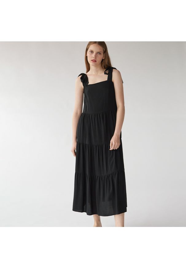 Mohito - Wiskozowa sukienka midi - Czarny. Kolor: czarny. Materiał: wiskoza. Długość: midi