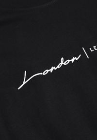 Born2be - Czarna Koszulka T-shirt z Bawełny z Ozdobnym Nadrukiem Daphileia. Okazja: na co dzień. Kolor: czarny. Materiał: bawełna. Długość: krótkie. Wzór: nadruk. Styl: casual #7