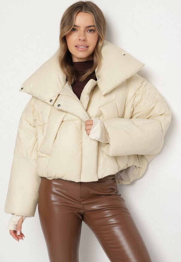 Born2be - Beżowa Pikowana Kurtka o Nietoperzowym Kroju z Szerokim Kołnierzem Neandria. Okazja: do pracy, na co dzień. Kolor: beżowy. Materiał: jeans. Długość: krótkie. Styl: casual, elegancki