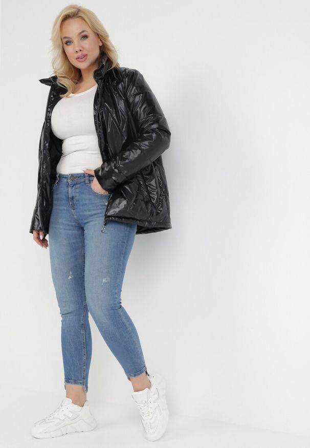Born2be - Czarna Kurtka Hippyne. Typ kołnierza: kołnierzyk stójkowy, bez kaptura. Kolekcja: plus size. Kolor: czarny. Materiał: tkanina. Wzór: geometria. Styl: klasyczny