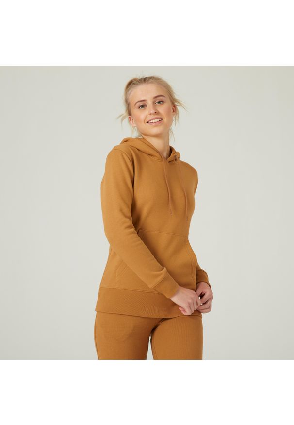 DOMYOS - Bluza z kapturem damska Domyos Gym & Pilates 500 Essentials. Typ kołnierza: kaptur. Kolor: brązowy, wielokolorowy, pomarańczowy. Materiał: bawełna, tkanina, poliester, prążkowany, elastan, materiał, włókno. Długość: długie. Sport: joga i pilates