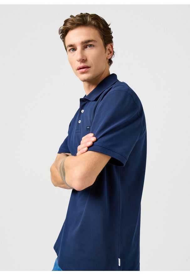 Wrangler - MESKA KOSZULKA POLO WRANGLER POLO SHIRT BLACK IRIS 112362388. Typ kołnierza: polo
