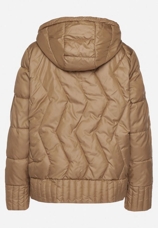 Born2be - Ciemnobeżowa Dwustronna Kurtka Pikowana z Kieszeniami i Kapturem Eralethra. Okazja: na co dzień, na spacer. Kolor: beżowy. Materiał: jeans. Długość rękawa: długi rękaw. Długość: długie. Wzór: aplikacja. Styl: elegancki, casual