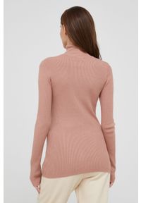 Answear Lab Sweter damski kolor różowy lekki z golfem. Typ kołnierza: golf. Kolor: różowy. Materiał: materiał, dzianina. Długość rękawa: długi rękaw. Długość: długie. Styl: wakacyjny