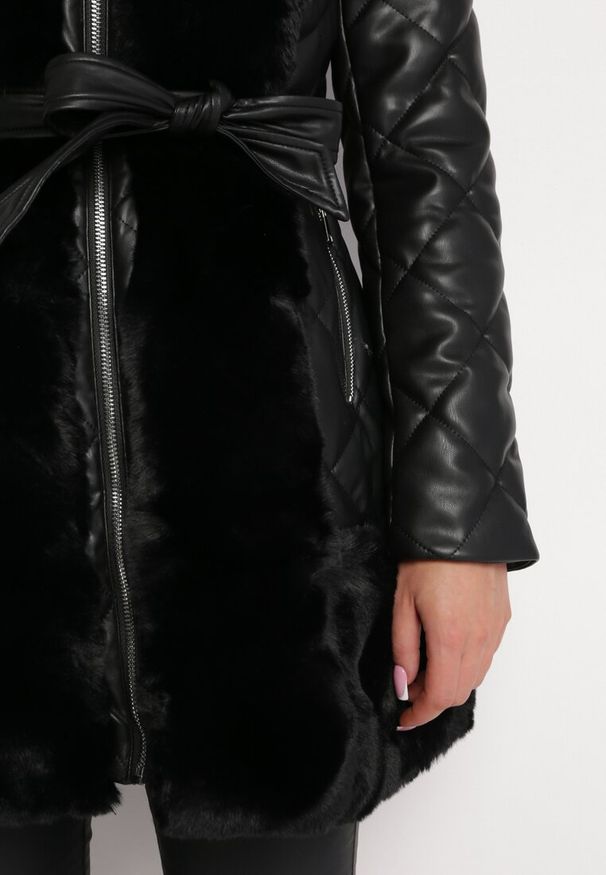 Born2be - Czarna Pikowana Kurtka z Kapturem Wiązana Paskiem Ozdobiona Sztucznym Futerkiem Sagure. Typ kołnierza: kaptur. Kolor: czarny. Materiał: futro. Wzór: aplikacja