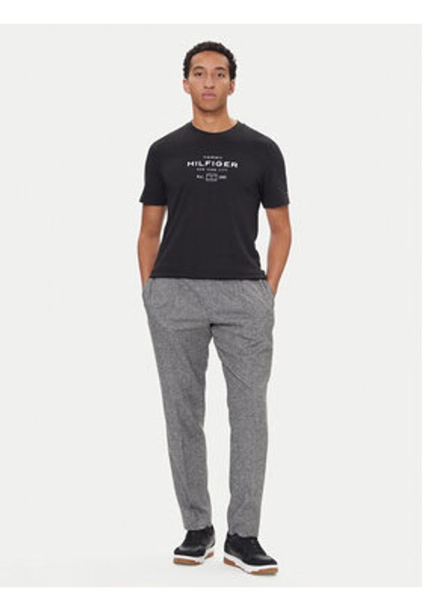 TOMMY HILFIGER - Tommy Hilfiger T-Shirt Stack Graphic MW0MW40002 Czarny Regular Fit. Kolor: czarny. Materiał: bawełna