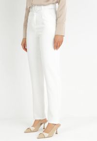 Born2be - Białe Spodnie Garniturowe z Paskiem Nemez. Stan: podwyższony. Kolor: biały. Materiał: materiał. Długość: długie #1