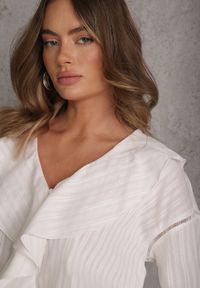 Renee - Biała Eteryczna Bluzka z Bawełny Zdobiona Falbankami i Ściągaczem w Pasie Cezarelle. Okazja: na randkę. Typ kołnierza: kołnierz z falbankami. Kolor: biały. Materiał: bawełna. Wzór: aplikacja #3