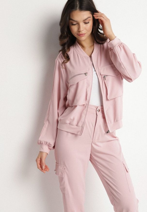 Born2be - Różowy Komplet Dresowy w Stylu Cargo Spodnie i Bluza z Imitacją Kieszeni Ivelhiris. Kolor: różowy. Materiał: dresówka