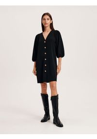 Reserved - Sukienka mini z ozdobnymi guzikami - czarny. Kolor: czarny. Materiał: tkanina. Wzór: gładki. Długość: mini