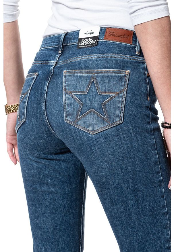 Wrangler - WRANGLER HIGH RISE SLIM RETRO BLUE W27GGS071 112128045. Styl: retro