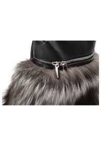 Czarno Szara Elegancka Torebka Luka-Pelli Plecaczek Z Naturalnym Futrem Z Lisa. Kolor: szary. Materiał: futrzane. Styl: elegancki. Rodzaj torebki: przez ramię #5