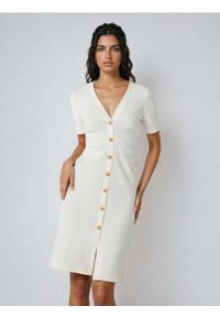 Sinsay - Sukienka mini z marszczeniem w talii i dekoracyjnymi guzikami - kremowy. Kolor: kremowy. Długość: mini